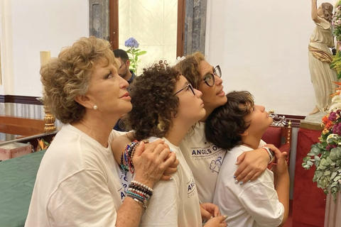 Ang&eacute;lica Mar&iacute;a y Ang&eacute;lica Vale visitan la parroquia de Candelaria