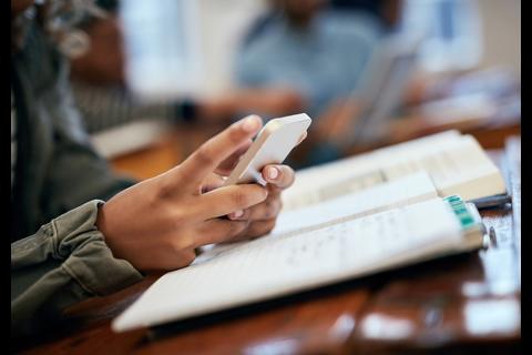 &iexcl;No m&aacute;s pantallas! M&eacute;xico restringe el uso de celulares en las escuelas