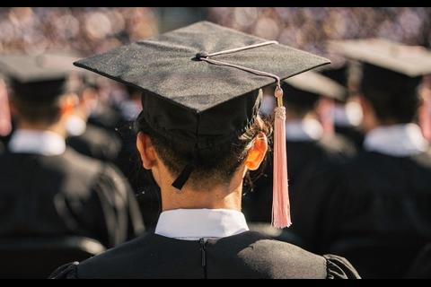 Advierten a colegios por cobros no autorizados en actos de clausura