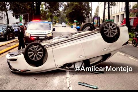 Conductor impacta contra otro veh&iacute;culo y vuelca en zona 16
