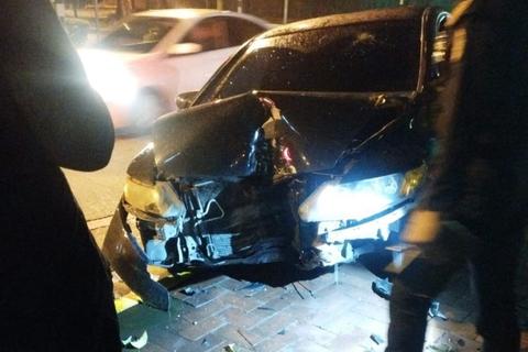 &iexcl;Da&ntilde;&oacute; el alumbrado p&uacute;blico! Veh&iacute;culo impacta con poste en zona 10