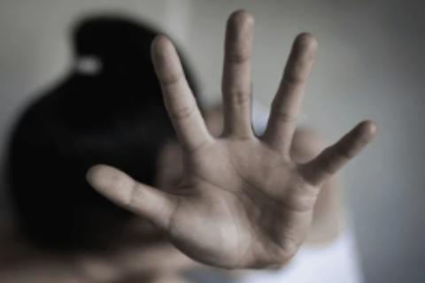 Hombre aprovech&oacute; 'apag&oacute;n' para agredir a una mujer