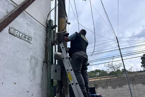 Retiran 15 c&aacute;maras de seguridad ilegales en Villa Canales este domingo