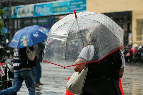 Video: Fuerte lluvia y granizo sorprenden en la zona 1