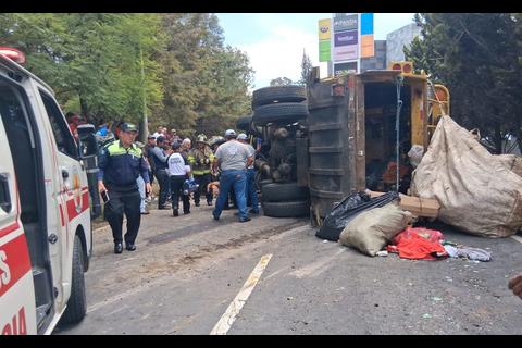 Cami&oacute;n recolector vuelca en pleno bulevar San Crist&oacute;bal, Mixco