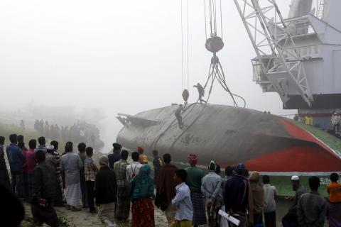 Imágenes del dramático naufragio del ferry que dejó decenas de muertos