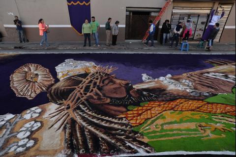 Las majestuosas alfombras con las que reciben a Jesús de Candelaria