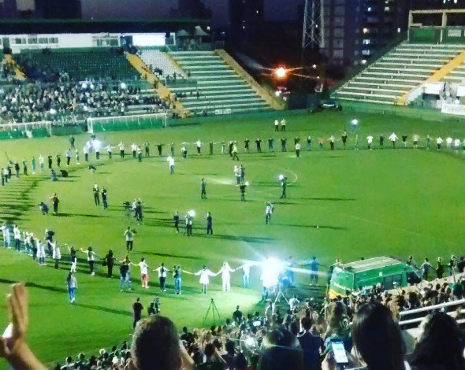 Aficionados de Chapecoense lloran así a sus jugadores fallecidos 