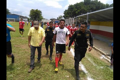 Suchitepéquez: futbolista agrede al árbitro por mostrarle tarjeta roja