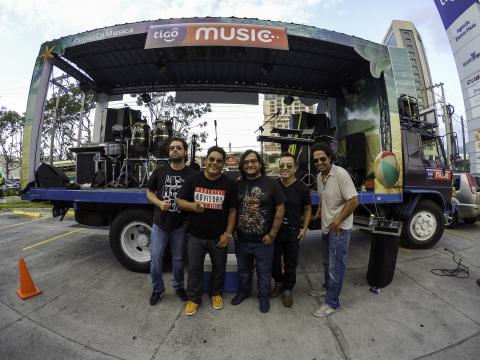 Un concierto ambulante de los Miseria sorprende en medio del tráfico