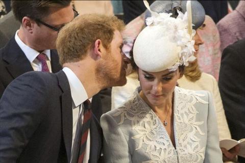 &iquest;Qu&eacute; le cuenta el principe Harry a su cu&ntilde;ada Kate al o&iacute;do?