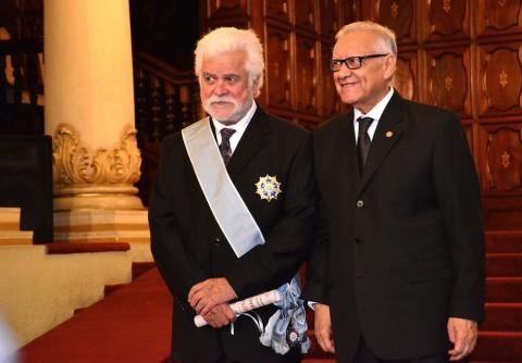 Artista visual guatemalteco Luis D&iacute;az recibe la "Orden del Quetzal"