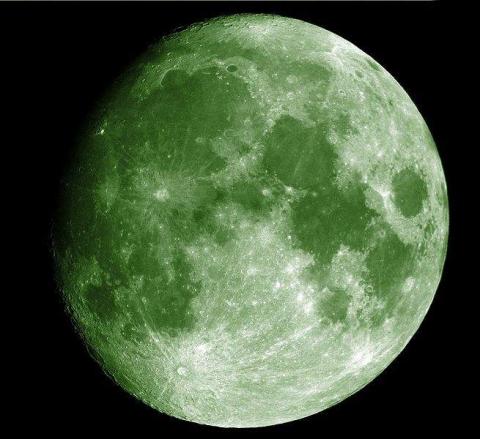 ¿Podría verse la luna de color verde?