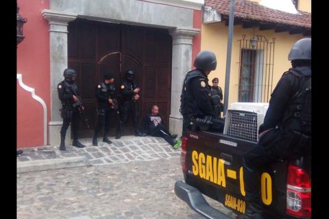 Este era el arsenal que narcos escondían en un barrio de la Antigua