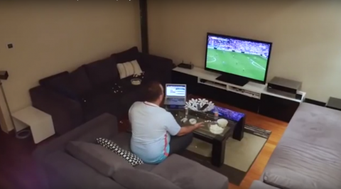 La broma m&aacute;s cruel: apagan la televisi&oacute;n cada vez que su equipo ataca