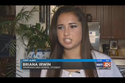 Estudiante extranjera ayuda a una guatemalteca a graduarse de maestra