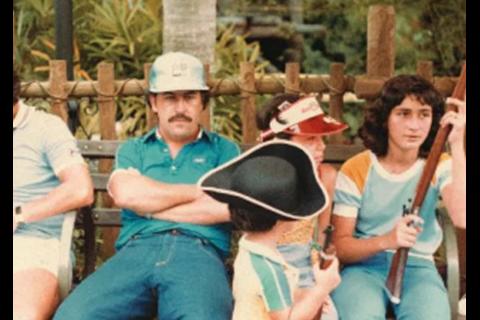 Difunden fotos in&eacute;ditas de Pablo Escobar de vacaciones en Disneyland 
