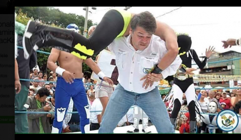 La historia detrás de la foto de Edwin Escobar en la lucha libre