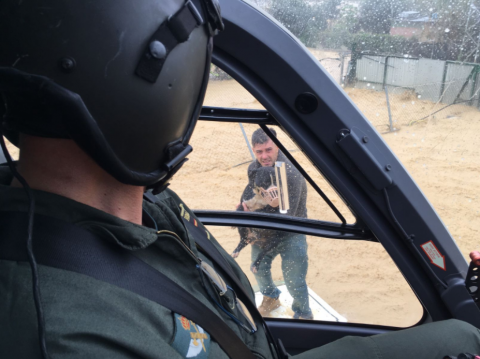 Salva a su perro de una inundación en España