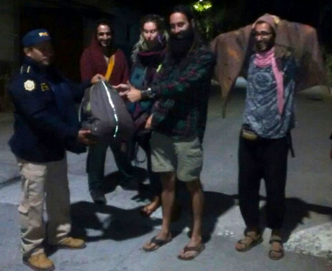 Guatemaltecos aplauden buena acci&oacute;n de unos agentes de la PNC
