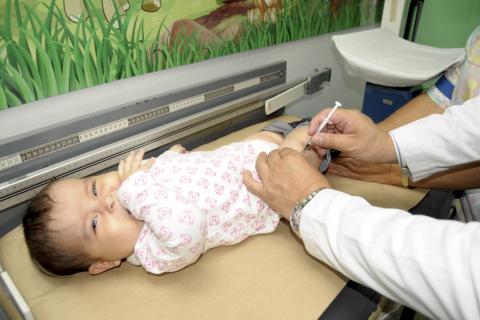 Vacunaci&oacute;n contin&uacute;a rezagada ante amenaza de epidemia de sarampi&oacute;n