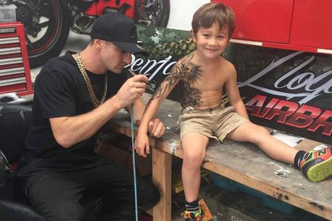 Tatuador cumple su promesa a los ni&ntilde;os del Hospital de Nueva Zelanda