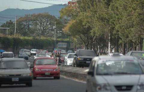 Cacería de multas por no pagar la calcomanía