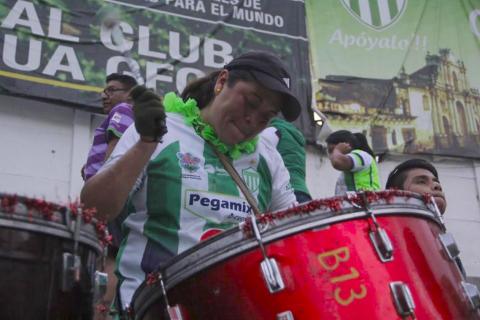 La dama del bombo es la seguidora m&aacute;s fiel de Antigua GFC 