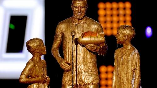 Ba&ntilde;o de oro a David Beckham y sus hijos