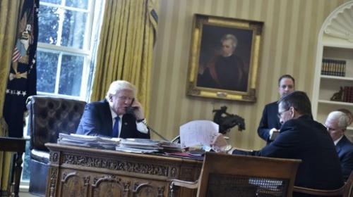 Trump habla por tel&eacute;fono con Putin, en medio de pol&eacute;mica mundial