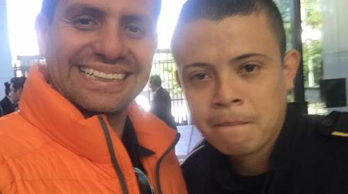 El agente que encontró una billetera y buscó al dueño para devolverla