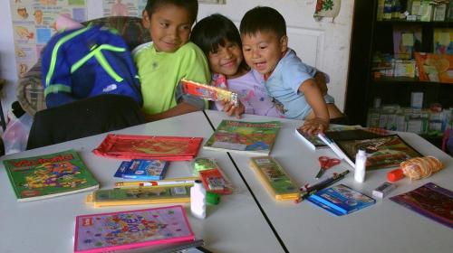 Niños de Purulhá reciben útiles escolares a cambio de ecoladrillos 