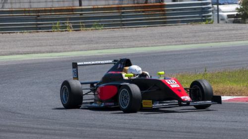 Ian Rodriguez, el joven piloto guatemalteco que debut&oacute; en F&oacute;rmula 4