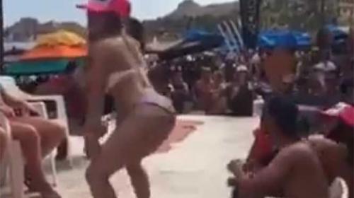 Una maestra se va de vacaciones y su sexy baile le cuesta el empleo