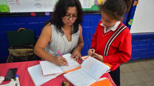 Presentan propuesta que prohíbe la comida chatarra en las escuelas