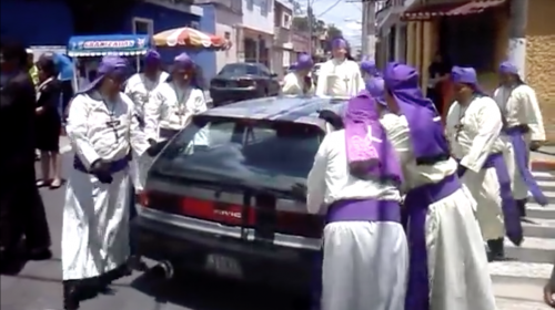 &iquest;Es legal que te muevan el carro durante las procesiones?