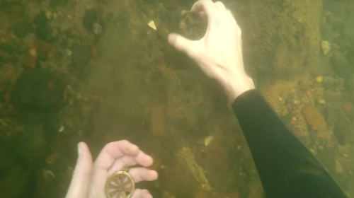 Buzo se lleva una incre&iacute;ble sorpresa en el fondo de un r&iacute;o