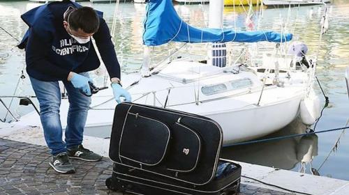 Madre de una modelo fallecida por anorexia, lanza su cuerpo al mar