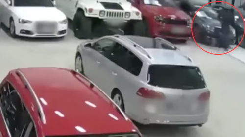 Hombre incendia predio de carros de lujo y termina prendido en fuego