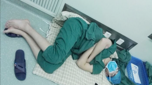 Este cirujano trabajó más de 28 horas, su imagen se hace viral