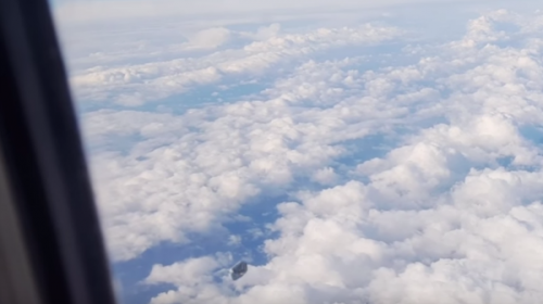 Graban un extra&ntilde;o objeto desde la ventanilla de un avi&oacute;n