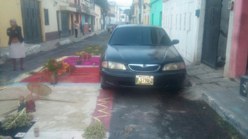 Carro pasa sobre alfombra en Villa Nueva y estas son las consecuencias