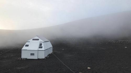 Turistas da&ntilde;an albergue ubicado en volc&aacute;n Acatenango