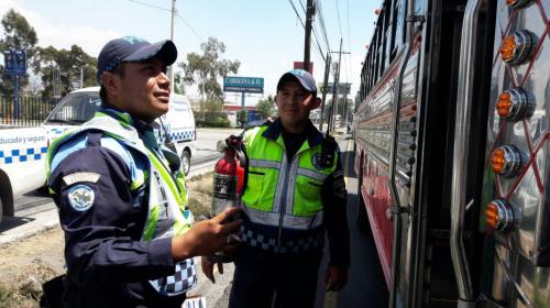 Piloto agrede a dos agentes de la PMT en Villa Nueva