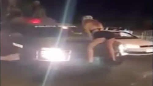 Con un sensual baile, mujer paraliz&oacute; una patrulla del Ej&eacute;rcito