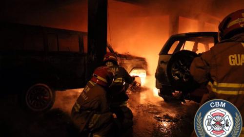 Incendio destruye una vivienda, vehículos y motos en la zona 10