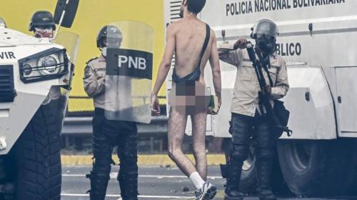 Nicolás Maduro se burla del manifestante que se desnudó en Venezuela