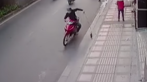 Motoladrón le roba a una mujer y el karma lo castiga de inmediato