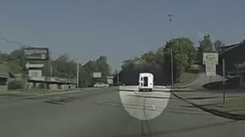 Una ni&ntilde;a cae de un bus en marcha en EE.UU. y queda grabado