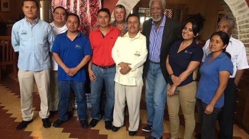 Morgan Freeman pasea por Guatemala y almuerza en la zona 10